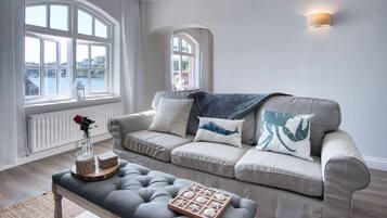 Lägenhet (2 Bedrooms) | Vardagsrum | 32-tums smart-tv med kabelkanaler, tv och eldstad