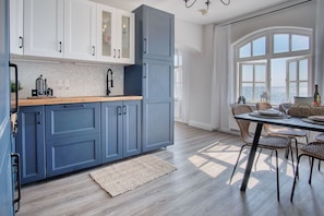 Appartement (2 Bedrooms) | Cuisine privée | Réfrigérateur, four à micro-ondes, un four, surface de cuisson
