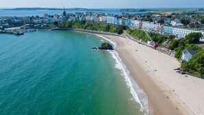 Une ville côtière avec une plage, des bâtiments et une église.