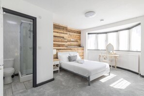 3 bedrooms, iron/ironing board, free WiFi, bed sheets - c Bright and Spacious House (London)