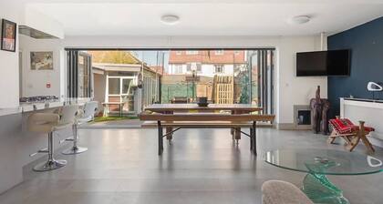 c Bright and Spacious House