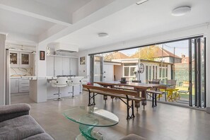 View from property - c Bright and Spacious House (London)