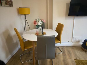 Apartment | Dining - Leeds Cosy,1br Apt, Garden & Free Parking (Leeds)