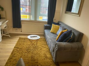 Apartment | Living area - Leeds Cosy,1br Apt, Garden & Free Parking (Leeds)