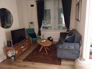 Apartment | Living area - Leeds Cosy,1br Apt, Garden & Free Parking (Leeds)
