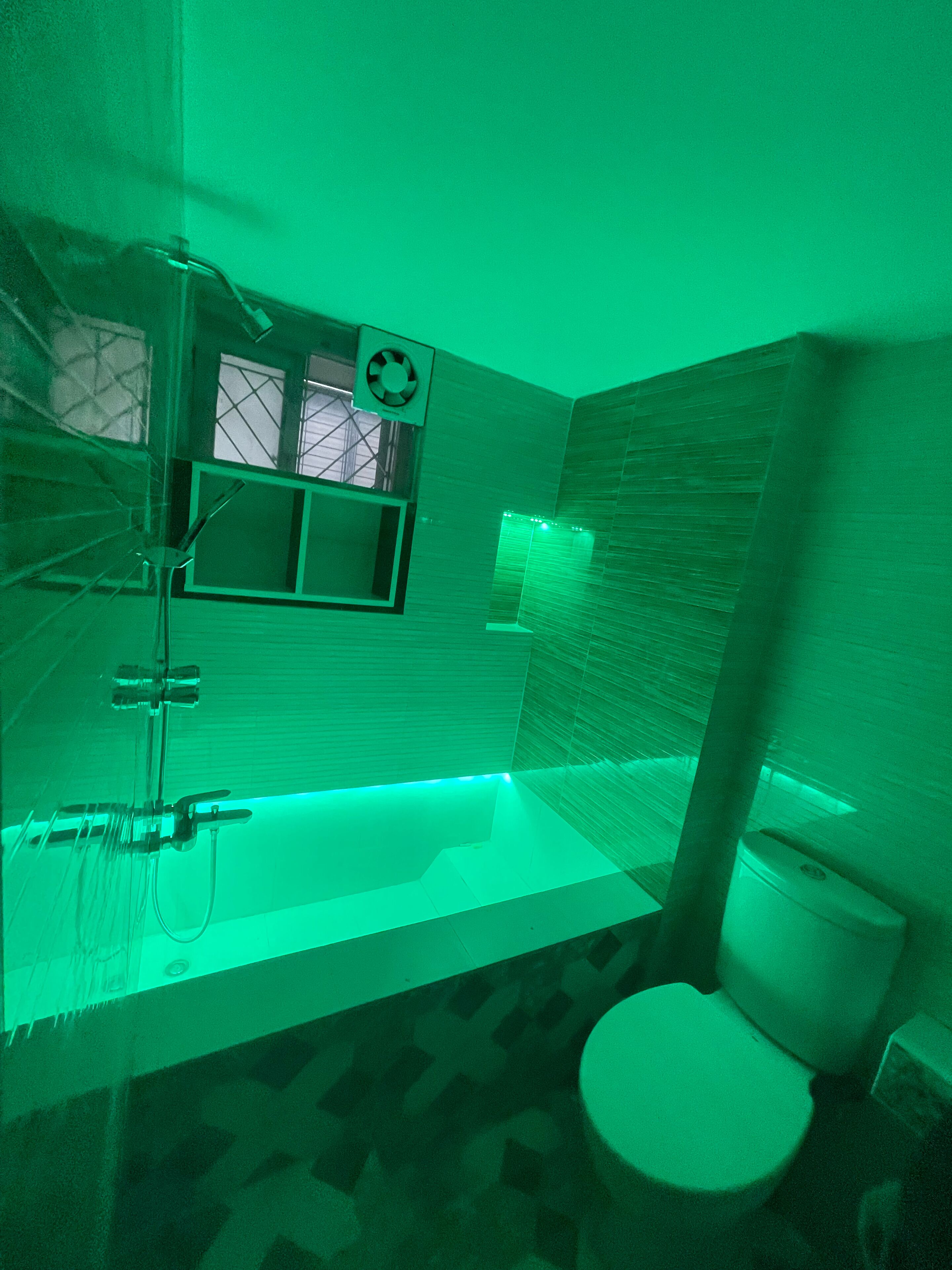 Douche, douche à « effet pluie », articles de toilette de luxe