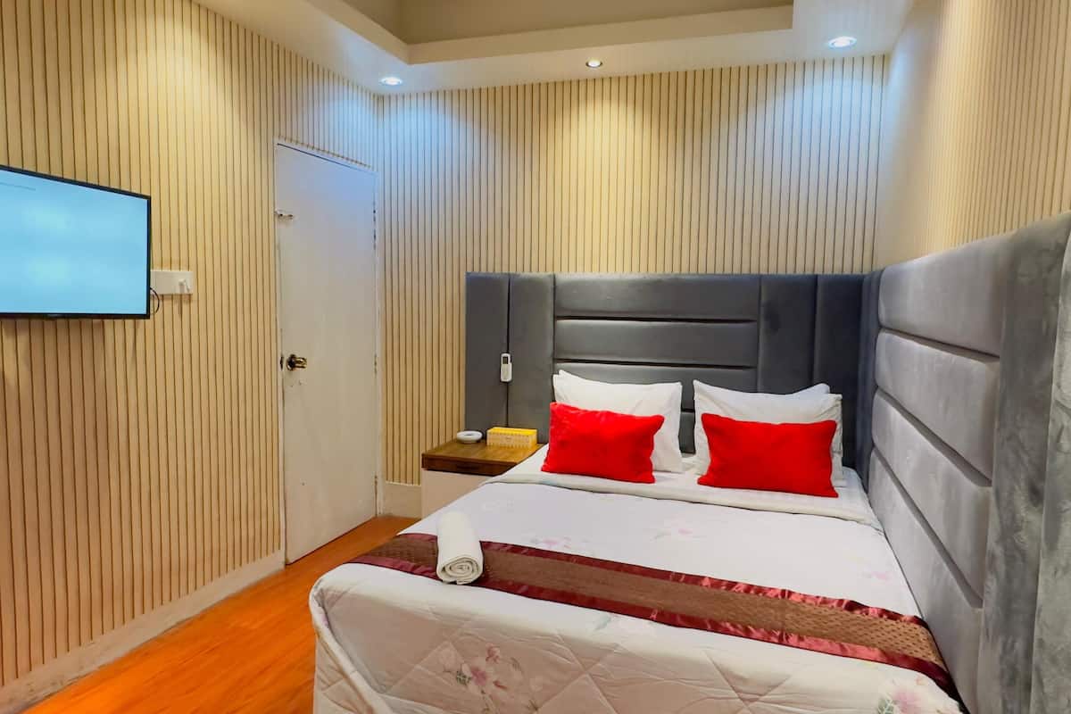 Premium bedding, down duvets, Select Comfort beds, in-room safe