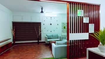 32-inch Smart TV with satellite channels, Netflix, Hulu