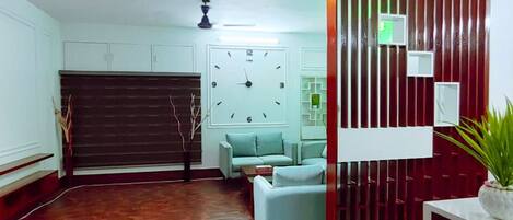 32-inch Smart TV with satellite channels, Netflix, Hulu