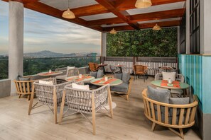 2 bars/lounges - Four Points by Sheraton Kampala (Kampala)