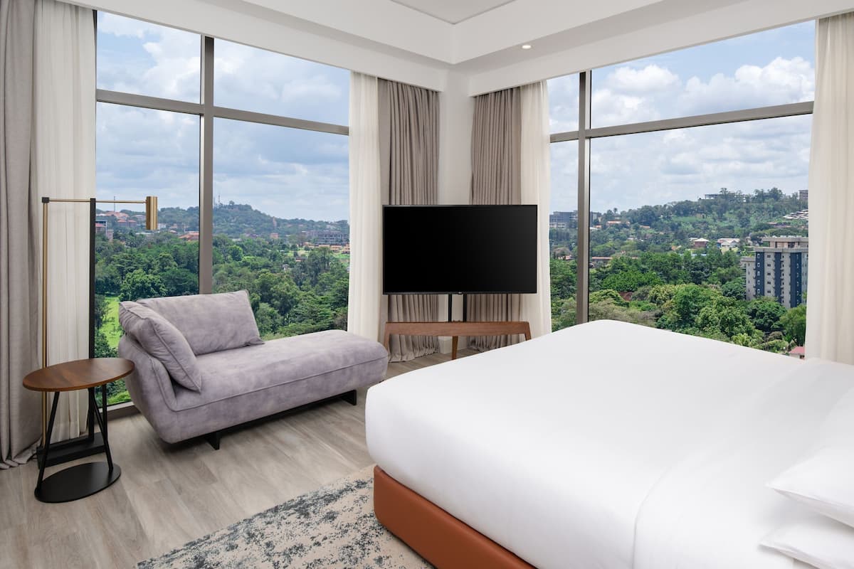 Executive Suite, 1 King Bed, Non Smoking, City View | In-room safe, desk, laptop workspace, blackout drapes