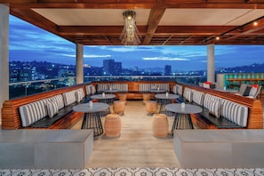 2 bars/lounges