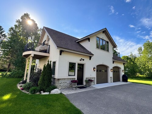 Lake Michigan View-Private Carriage House with Deck, Spacious & Quiet, 2 bedroom