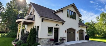 Lake Michigan View-Private Carriage House with Deck, Spacious & Quiet, 2 bedroom