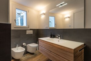 Bruser, hårtørrer, bidet, håndklæder