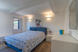 3 slaapkamers, een strijkplank/strijkijzer, wifi, beddengoed
