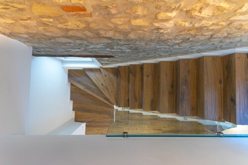 AT WOLF HOUSE, ELEGANT PANORAMIC HOUSE