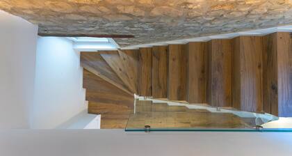 AT WOLF HOUSE, ELEGANT PANORAMIC HOUSE