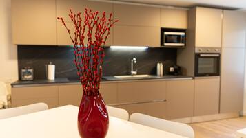 Fridge, oven, stovetop, dishwasher