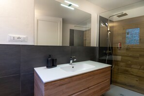 Doccia, asciugacapelli, bidet, asciugamani