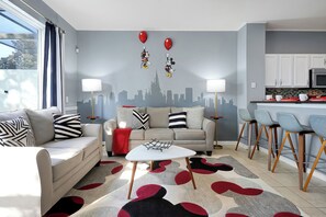 Smart TV - Pet Friendly 3BR Townhome with Plunge Pool and Resort Access Near Disney Parks (Kissimmee)