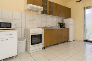Villa, Multiple Beds | Private kitchen | Fridge, microwave, oven, stovetop
