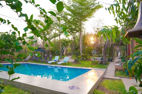 Una piscina al aire libre. Beulah Court Vineyard Guest House