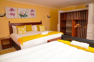 Habitación cuádruple familiar, 1 habitación | Tabla de planchar con plancha, wifi gratis, ropa de cama