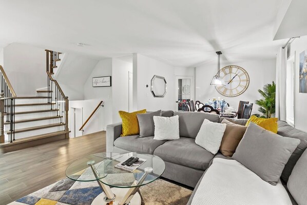 Smart TV, fireplace