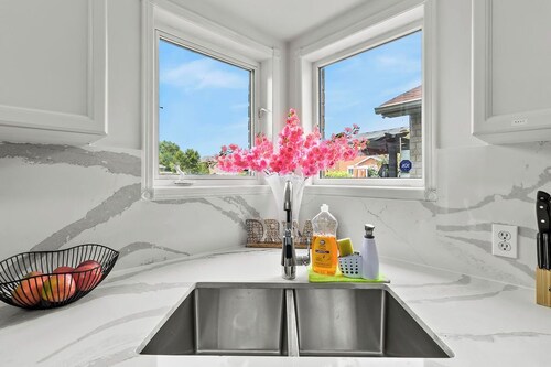 *NEW*Classy  Inviting 4 Bedrm home near Toronto Pearson Airport Mississauga core