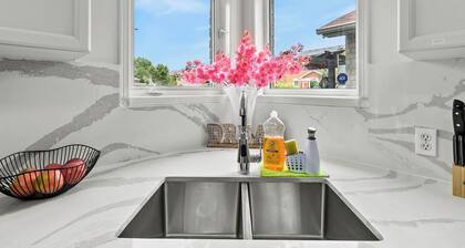 *NEW*Classy Inviting 4 Bedrm home near Toronto Pearson Airport Mississauga core