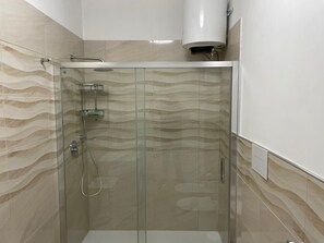 Regadera, secadora de cabello, bidet, toallas 