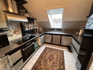 Jääkaappi, uuni, liesi, kahvin-/teenkeitin