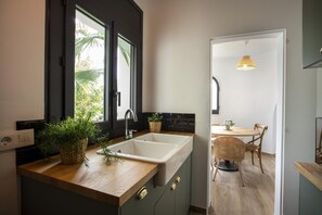 Een koelkast, een magnetron, een oven, een vaatwasser