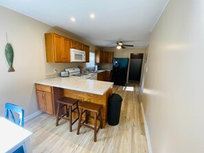 Frigorifero, microonde, forno, piano cottura