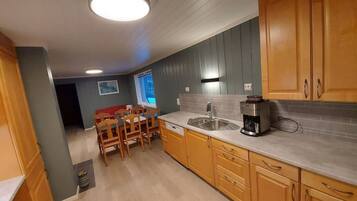 KylskÄp, spishÀll, diskmaskin och kaffe- och tebryggare