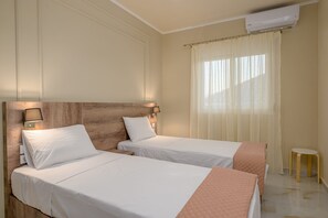 2 Schlafzimmer, Schreibtisch, Bügeleisen/Bügelbrett, Reisekinderbett