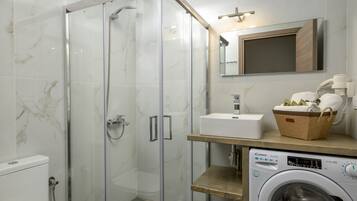 Regadera, secadora de cabello, toallas, jabón