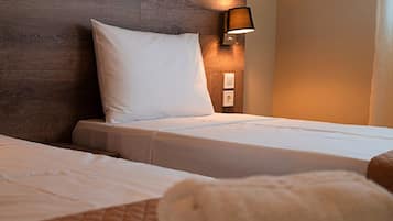 2 habitaciones, escritorio y tabla de planchar con plancha