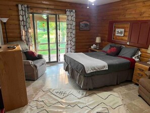 8 slaapkamers, een bureau, een strijkplank/strijkijzer, gratis wifi