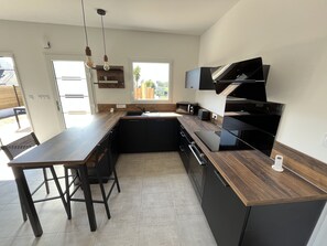 Fridge, microwave, oven, stovetop - La Casa de Kerillo (Locmaria-Plouzané)