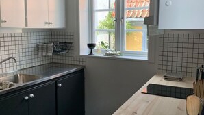 A kitchen with a window, a sink, and a countertop. - Charmant 1 RoK Visby Innerstad, last round (Gotlands län)
