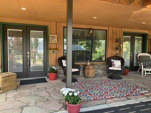 Terrace/patio - SILVERWOOD, BAYVIEW, LAKE PEND ORIELLE, FARRUGUT PARK HIDEAWAY pet-friendly! (Bayview)