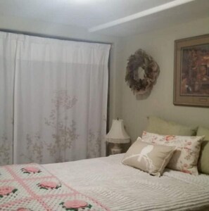 2 makuuhuonetta, työpöytä, silitysrauta/-lauta, ilmainen Wi-Fi