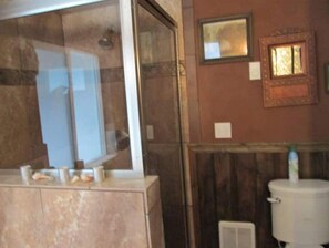 Suihku, poreamme, hiustenkuivaaja, pyyhkeet