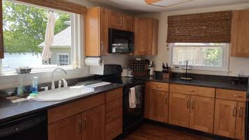 Jääkaappi, mikroaaltouuni, uuni, liesi