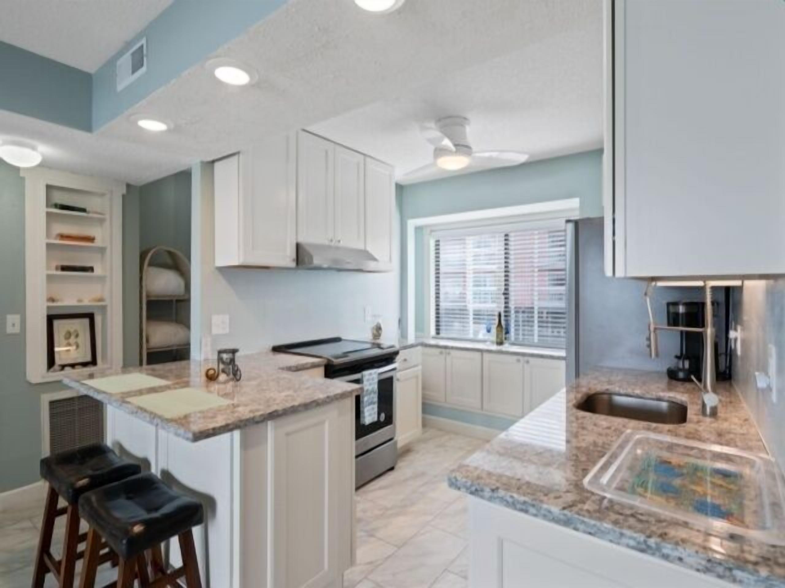 Réfrigérateur, micro-ondes, lave-vaisselle, cafetière/bouilloire