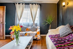 Comfort Room | Living area
