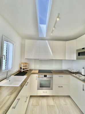 Jääkaappi, mikroaaltouuni, uuni, astianpesukone