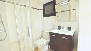 Dusj, hårføner og håndklær